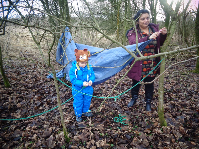 Den building with ropes, tarpoline and sticks.